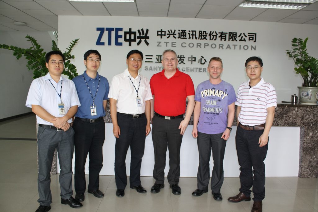 Etter møte, rundtur, middag, rekreasjon, kontraktsforhandlinger og hygge i Shenzhen dro vi til R&D Senteret i Sanya, 2013.