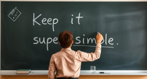 Person står ved en tavle og skriver ‘Keep it super simple’, som illustrasjon på KISS-prinsippet om å forenkle budskap.
