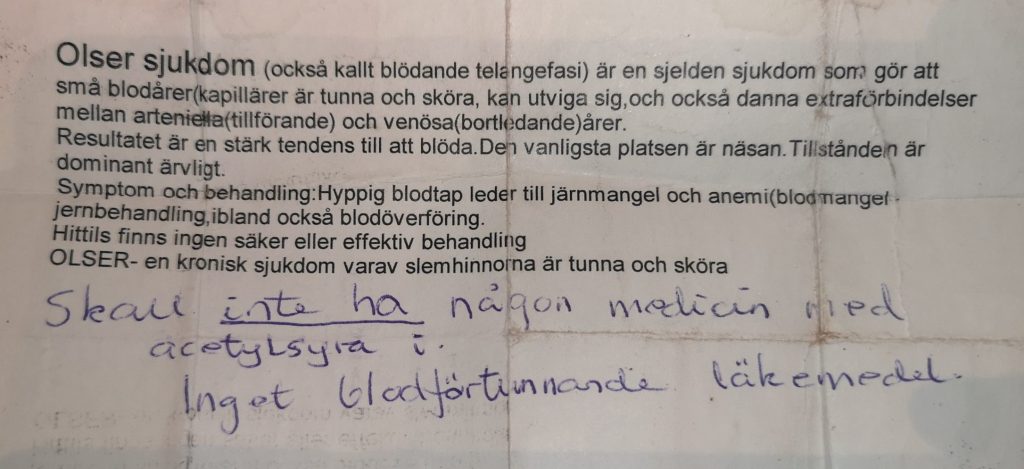 Morbus Osler, eller Osler-Weber-Rendu-syndrom, er en arvelig tilstand som påvirker blodårene i kroppen. Den gjør blodårene mer skjøre og utsatt for blødninger. De vanligste symptomene er:

Blødninger fra nesen: Hyppige og lett blodige neseblod er vanlig.
Synlige blodårer (teleangiektasier): Små, utvidede blodårer kan være synlige på huden, spesielt på ansiktet og hender.
Arteriovenøse misdannelser (AVM): Feil i blodårene som kan føre til blødninger i lunger, lever, hjerne eller tarm.
Hjerteproblemer: Den arvelige sykdommen kan også føre til problemer med hjertet, som for eksempel hjertefeil eller hjertesvikt.
Sykdommen er genetisk, og den kan være arvet fra en av foreldrene. Symptomene kan variere fra person til person, og noen personer kan ha relativt milde symptomer, mens andre kan oppleve alvorlige helseproblemer. Det er viktig å diagnostisere sykdommen tidlig, slik at man kan behandle eventuelle komplikasjoner og overvåke for potensielle farer som blødninger eller AVM.