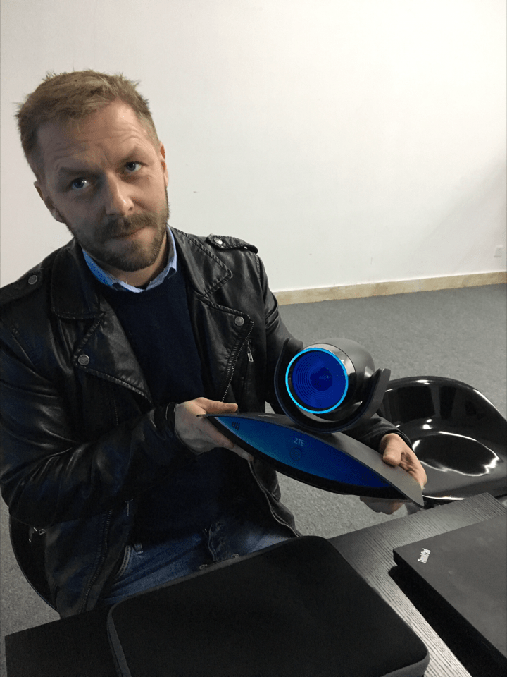 Her er jeg på ZTE Communications sin interne Prototype- og demolab. Bilder er fra 2016 når jeg evaluerer et potensielt nytt produkt,