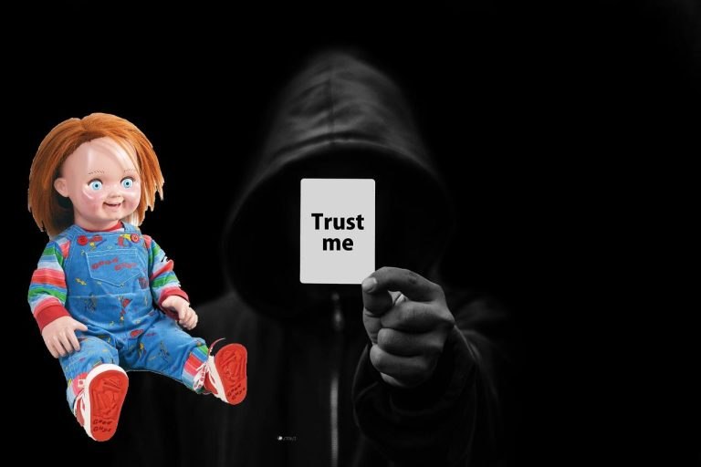 Illustrasjon som viser en dukke fra skrekkfilm til venstre og en anonym person i hette som holder et kort med teksten «Trust me» mot kamera, brukt som metafor for blind tillit og behovet for kildekritikk.