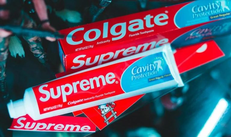 Tannkremtuber fra Colgate og Supreme, fotografert i butikkmiljø. Bildet illustrerer merkevare og produktdesign med fokus på emballasje.