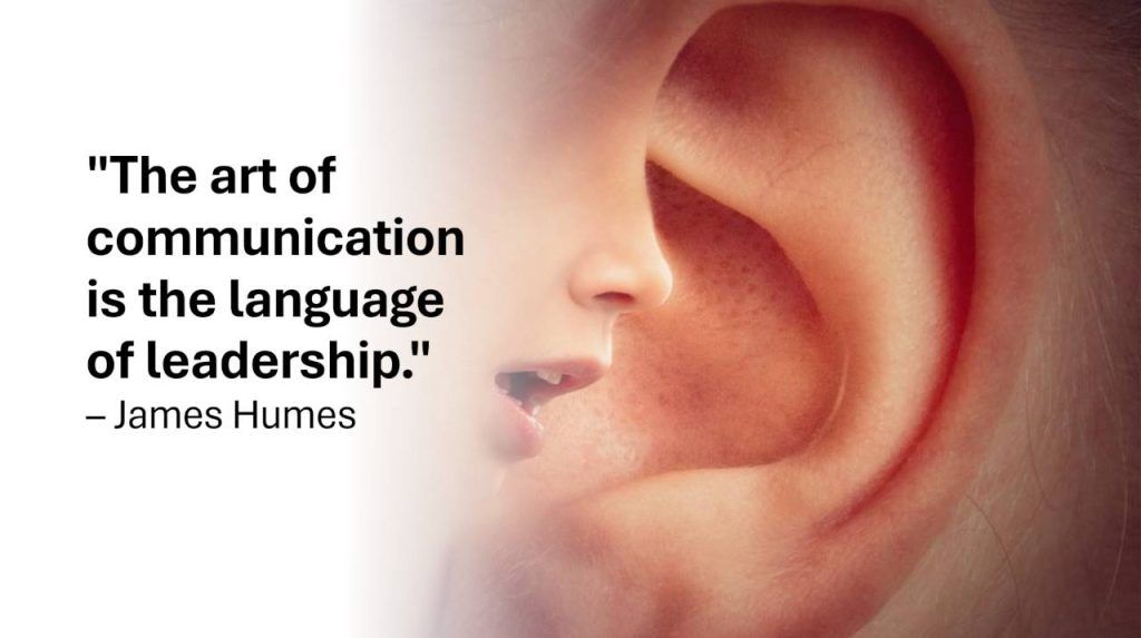 Et bilde som viser et nært bilde av et øre, med sitatet: 'The art of communication is the language of leadership.' – James Humes. Sitatet fremhever betydningen av kommunikasjon som en essensiell ferdighet for ledelse, spesielt i endringsprosesser.