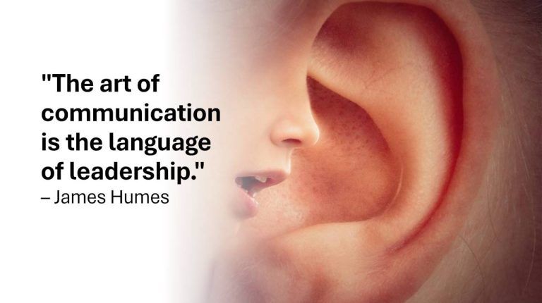 Et bilde som viser et nært bilde av et øre, med sitatet: 'The art of communication is the language of leadership.' – James Humes. Sitatet fremhever betydningen av kommunikasjon som en essensiell ferdighet for ledelse, spesielt i endringsprosesser.