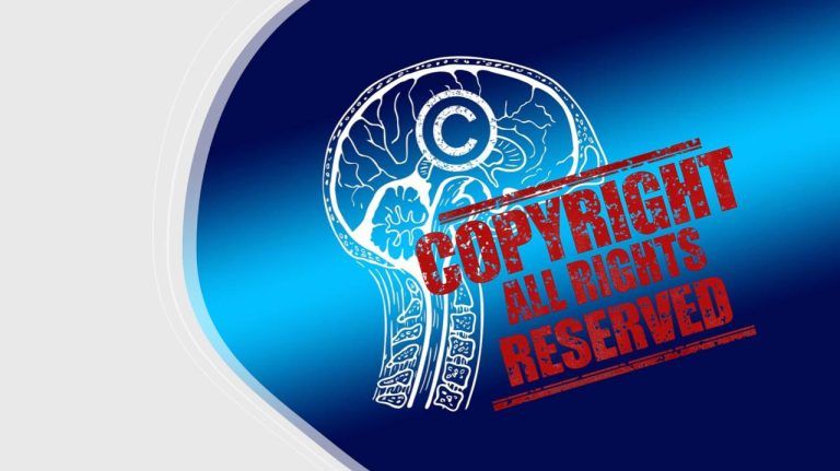 Illustrasjon av en menneskehjerne med et copyright-symbol i midten, og teksten 'COPYRIGHT – ALL RIGHTS RESERVED' stemplet i rødt over bildet. Bakgrunnen er blå med hvite og grå buede former i kanten.