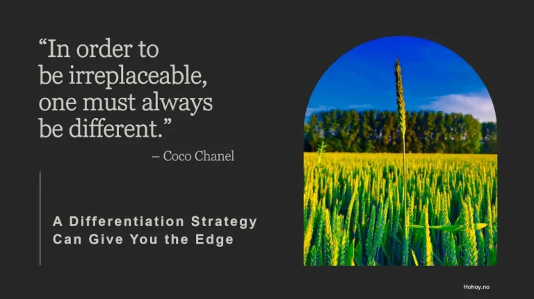 En digital grafikk med et mørkt bakgrunnstema. Til venstre står et sitat fra Coco Chanel i hvit skrift: 'In order to be irreplaceable, one must always be different.' Under sitatet står teksten: 'A Differentiation Strategy Can Give You the Edge.' Til høyre er et bilde i en buet ramme som viser en åker med grønne planter, hvor én høy stilk skiller seg ut fra mengden mot en blå himmel med noen hvite skyer. Nederst i høyre hjørne står logoen 'Hohoy.no'