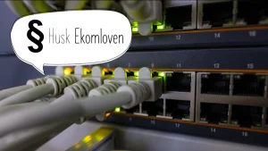 Nærbilde av en nettverksswitch med flere tilkoblede Ethernet-kabler. Grønn LED-belysning indikerer aktive tilkoblinger. En tale-boble med symbolet § og teksten 'Husk Ekomloven' er lagt over bildet for å minne om lovverket for nettverksinstallasjoner.