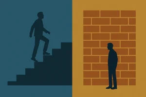 Illustrasjon delt i to: til venstre en person som går opp en trapp, symbol på små barrierer, til høyre en person som står foran en murvegg, symbol på uoverstigelige hindre.