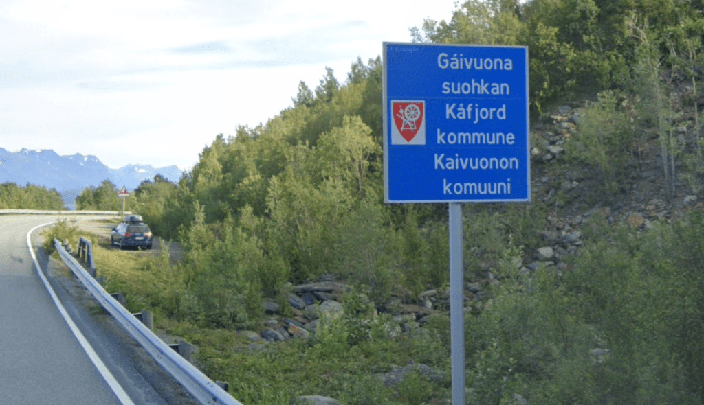 Et veiskilt som viser kommunenavn i Nord-Troms på tre språk: Norsk, Samisk og Kvensk. / Foto: Google Maps