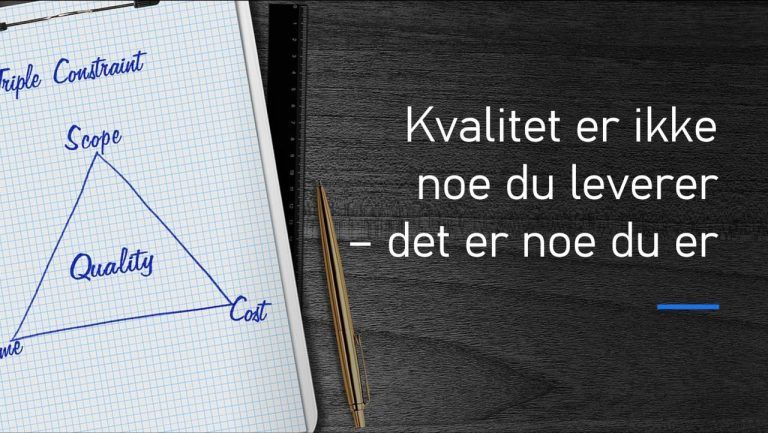 Et notatark med rutenett viser en håndtegnet 'Triple Constraint'-modell i prosjektledelse, der et trekantdiagram illustrerer forholdet mellom 'Scope', 'Cost' og 'Time', med 'Quality' i midten. Ved siden av ligger en gullfarget penn på en mørk treflate. På høyre side av bildet står teksten: 'Kvalitet er ikke noe du leverer – det er noe du er' i hvit skrift.