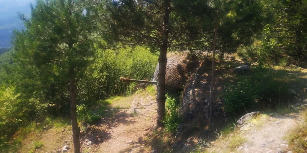 En av de gamle kanonstillingene ved Lisse-fortet, som markerer inngangen til de underjordiske gangene. Fortet var en del av Metaxas-linjen under andre verdenskrig. Foto: Raymond Sebergsen