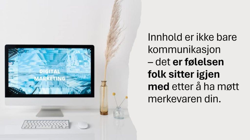 Dataskjerm på en hvit pult med teksten «Digital Marketing» på skjermen. Til høyre står en tekst: «Innhold er ikke bare kommunikasjon, det er følelsen folk sitter igjen med etter å ha møtt merkevaren din.