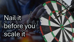 Bildemontasje med to elementer: en hånd som flytter en brikke på et sjakkbrett, og en dartskive med tre piler som treffer sentrum. Teksten 'Nail it before you scale it' fremhever viktigheten av å mestre strategien før man skalerer opp. Bildet symboliserer strategi, presisjon og målrettethet.