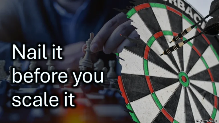Bildemontasje med to elementer: en hånd som flytter en brikke på et sjakkbrett, og en dartskive med tre piler som treffer sentrum. Teksten 'Nail it before you scale it' fremhever viktigheten av å mestre strategien før man skalerer opp. Bildet symboliserer strategi, presisjon og målrettethet.