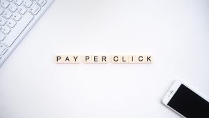 Har du noen gang googlet noe, sett en annonse på toppen av siden og klikket? Gratulerer! Du har deltatt i det vi kaller Pay-Per-Click (PPC)-annonsering.