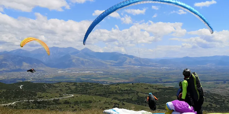 Fra startplassen “Balkongen” ser jeg ut over dalen og fjellene som har blitt min flyplass i frihet.