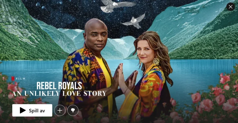 Promobilde fra Netflix-dokumentaren «Rebel Royals: An Unlikely Love Story» som viser Durek Verrett og prinsesse Märtha Louise stående foran en fjord med fjell i bakgrunnen. De holder håndflatene mot hverandre, iført fargerike kapper, med blomster og duer som rammer inn motivet.