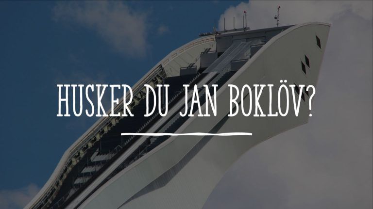 Et bilde av en hoppbakke med teksten 'Husker du Jan Boklöv?' skrevet i hvite, dekorative bokstaver over bildet. Hoppbakken strekker seg opp mot himmelen med en skarp arkitektonisk design, og skyene danner en myk bakgrunn.