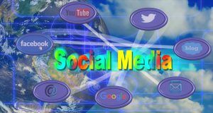 Illustrasjon av sosial mediekommunikasjon med en fargerik tekst "Social Media" i sentrum, omgitt av logoer og symboler for plattformer som Facebook, YouTube, Twitter, Google, e-post og blogger, satt mot en bakgrunn av jordkloden og digitale nettverk. / Pixabay