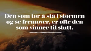 Et dramatisk bilde av en himmel delt mellom mørke stormskyer og gyldent sollys, med teksten: «Den som tør å stå i stormen og se fremover, er ofte den som vinner til slutt.» Symboliserer mot, lederskap og å se fremover i utfordrende tider.