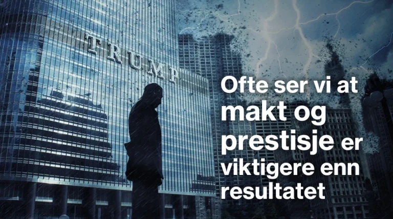 Silhuetten av en person står foran en stor skyskraper med 'TRUMP' skrevet på fasaden. Bildet har en mørk, dramatisk stemning med regn og lyn på himmelen. Til høyre står teksten: 'Ofte ser vi at makt og prestisje er viktigere enn resultatet' i hvit, fet skrift.