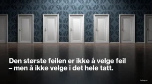 Fem lukkede dører på en rekke mot en mørkeblå tapetsert vegg med mønster. Gulvet er blankt og reflekterer dørene. Foran dørene står teksten: 'Den største feilen er ikke å velge feil – men å ikke velge i det hele tatt.' Nederst til høyre står nettstedet hohoy.no