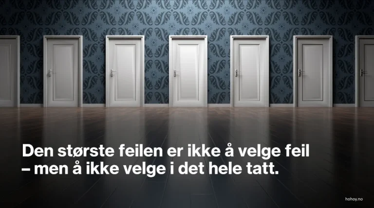 Fem lukkede dører på en rekke mot en mørkeblå tapetsert vegg med mønster. Gulvet er blankt og reflekterer dørene. Foran dørene står teksten: 'Den største feilen er ikke å velge feil – men å ikke velge i det hele tatt.' Nederst til høyre står nettstedet hohoy.no