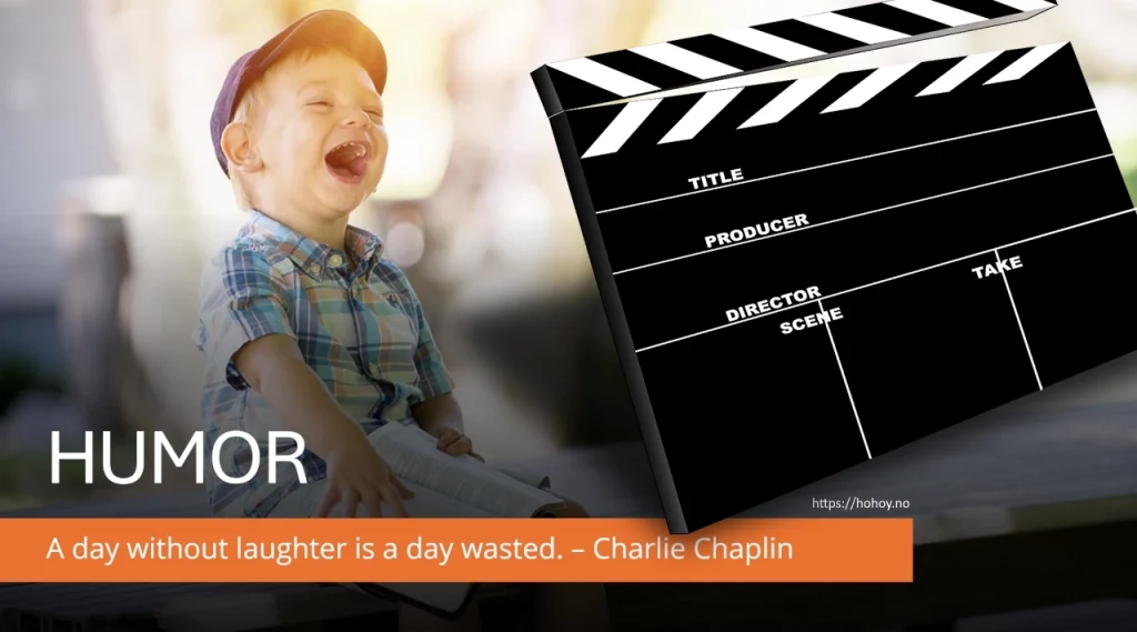 Bilde av en ung gutt iført en rutete skjorte og caps som sitter på en benk og ler hjertelig mens han holder en bok. Til høyre i bildet er en stor filmklapper med tomme felt for tittel, produsent, regissør, scene og tagning. Teksten "HUMOR" står nederst til venstre, mens et sitat fra Charlie Chaplin i en oransje boks sier: "A day without laughter is a day wasted." Nettadressen hohoy.no er plassert diskret på filmklapperen.