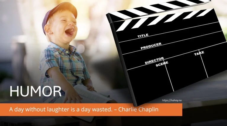 Bilde av en ung gutt iført en rutete skjorte og caps som sitter på en benk og ler hjertelig mens han holder en bok. Til høyre i bildet er en stor filmklapper med tomme felt for tittel, produsent, regissør, scene og tagning. Teksten "HUMOR" står nederst til venstre, mens et sitat fra Charlie Chaplin i en oransje boks sier: "A day without laughter is a day wasted." Nettadressen hohoy.no er plassert diskret på filmklapperen.