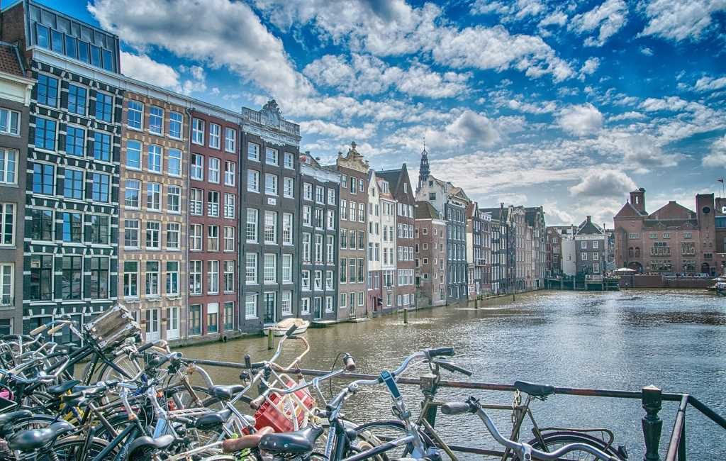 ¿Por qué Ámsterdam es la capital de los Países Bajos y su parlamento está en La Haya?