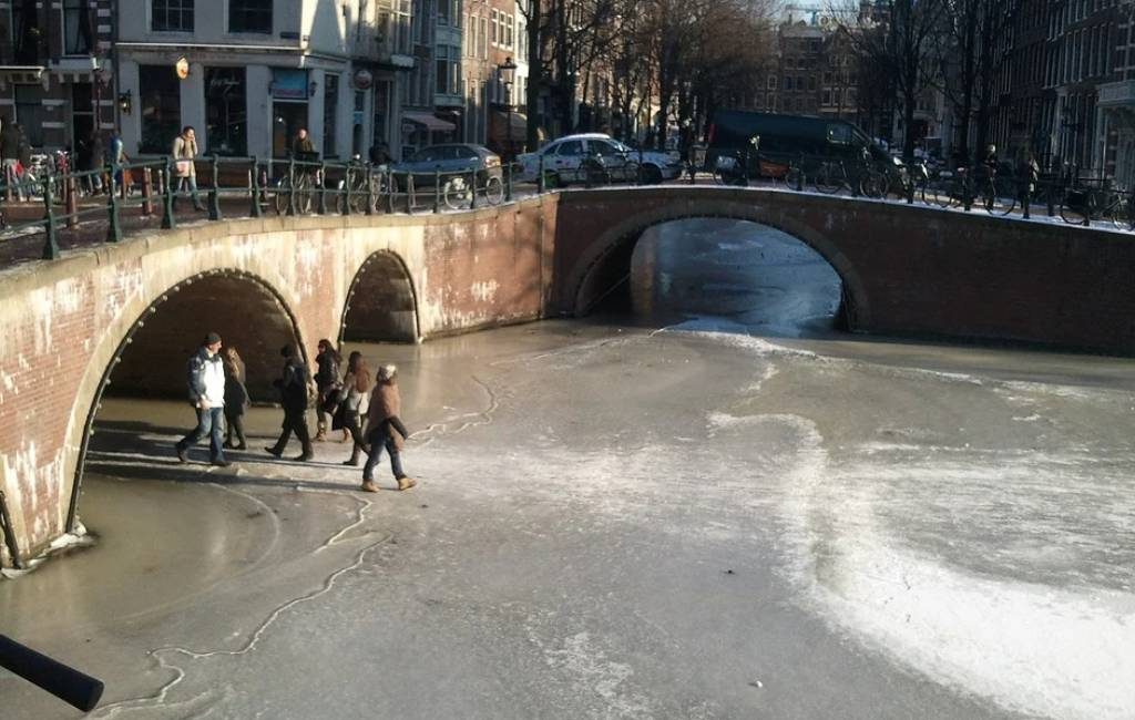 Los municipios neerlandeses advierten de puntos peligrosos en el hielo.