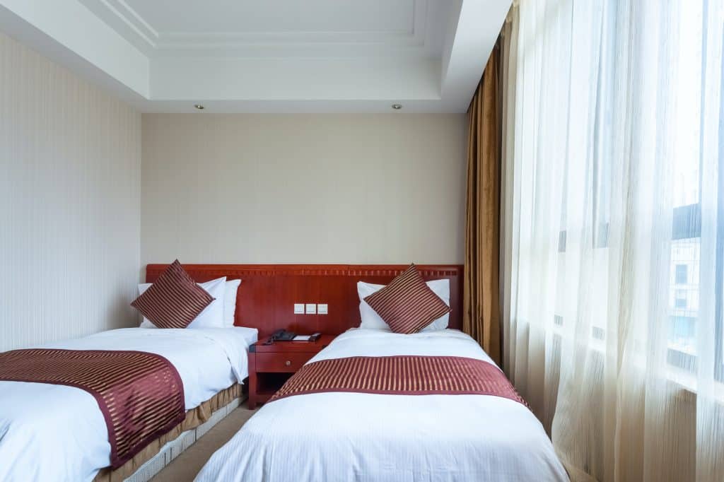gardiner och vittvätt på hotellrum