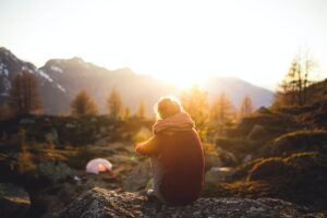 Vrouw op retraite in natuur