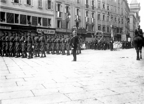 Trieste, 14 giugno 1914: la processione del Corpus Domini scortata dal 2° reggimento di fanteria bosniaco.