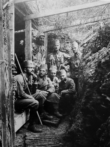 Captain Hermann Rilke in a trench with his men.