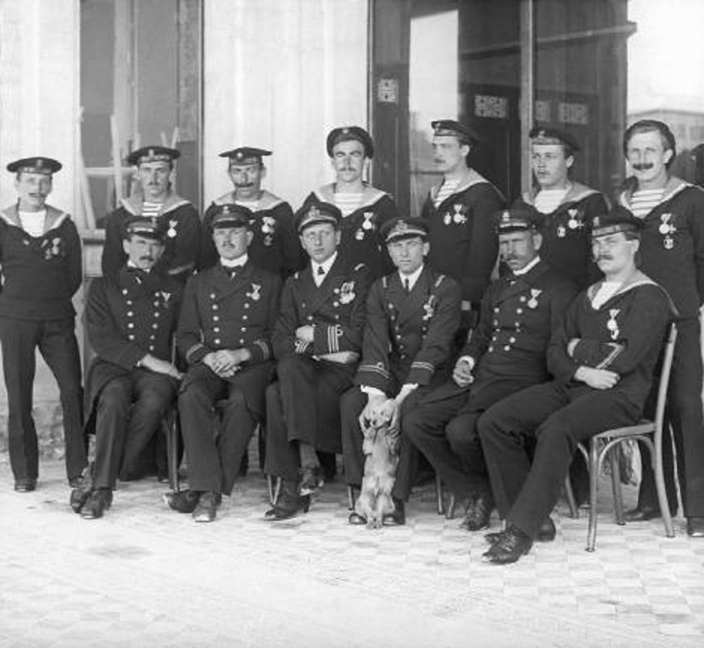 SMU 12's crew, with Commander Egon Lerch.