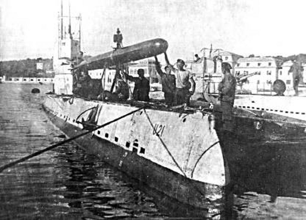 Loading a torpedo on a SMU.