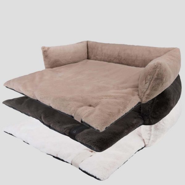 Het NUZZLE sofabed van District70 is speciaal ontworpen voor op de bank, zodat deze beschermd tegen vuil en krassen. Verkrijgbaar in drie kleuren en drie afmetingen