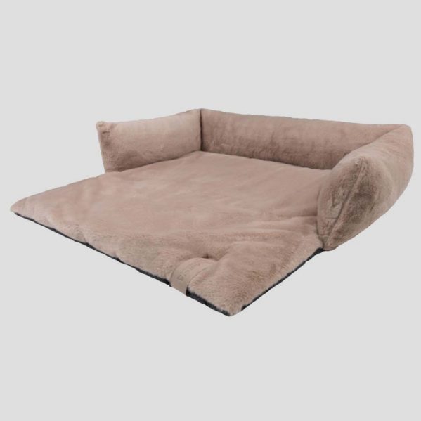 Het NUZZLE sofabed van District70 is speciaal ontworpen voor op de bank, zodat deze beschermd tegen vuil en krassen. Verkrijgbaar in drie kleuren en drie afmetingen. Dit is de kleur taupe.