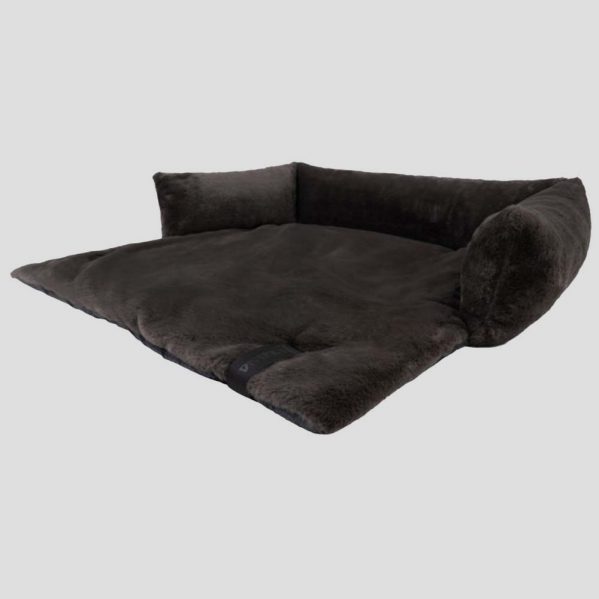 Het NUZZLE sofabed van District70 is speciaal ontworpen voor op de bank, zodat deze beschermd tegen vuil en krassen. Verkrijgbaar in drie kleuren en drie afmetingen. Dit is de kleur donkergrijs