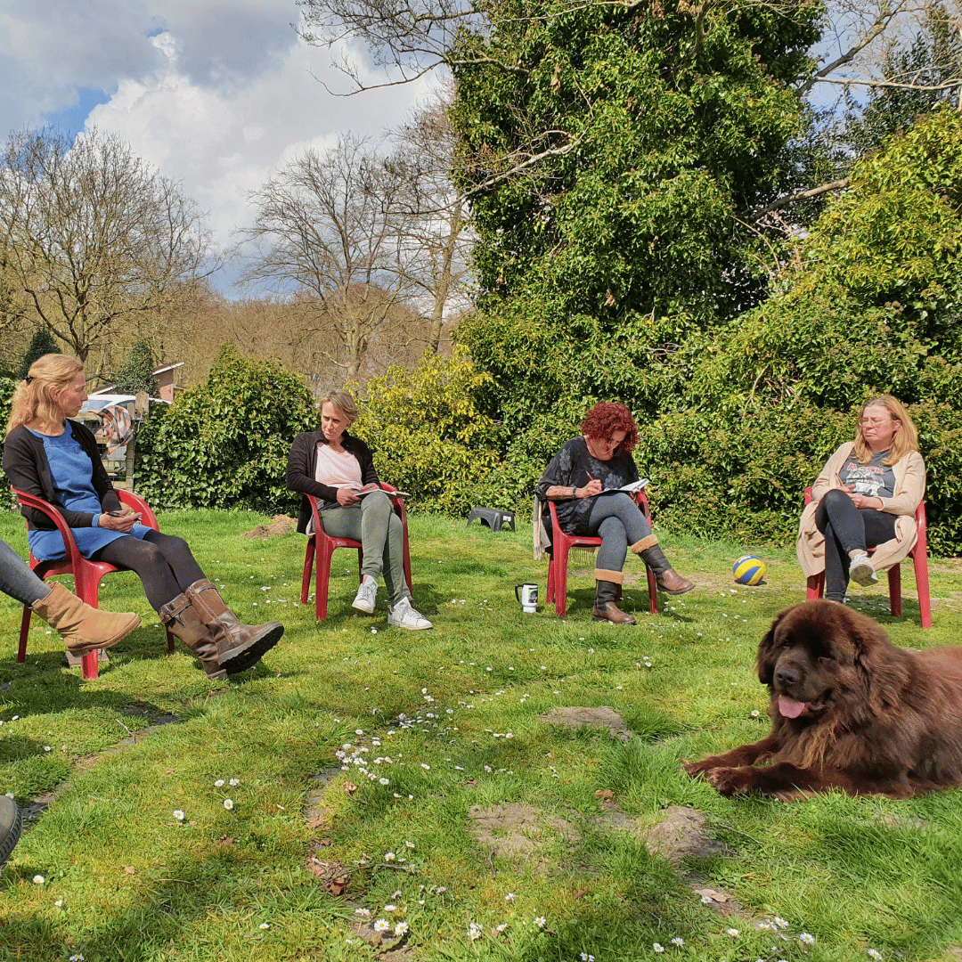 Zittend in de kring tijdens 1 van de opleidingsdagen SpiegelTrainer bij HondenSpiegel