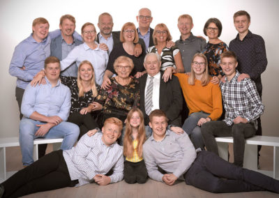 Gruppefoto den store familie med flere generationer