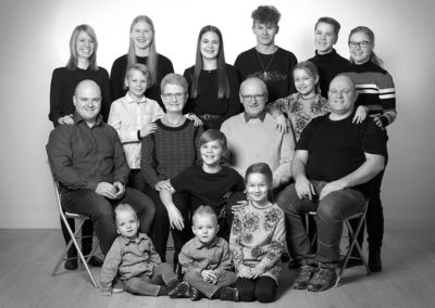 Gruppefoto stor familie med flere generationer i short hvid
