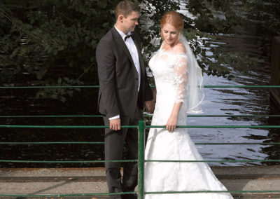 Bryllups foto med brudepar på bro