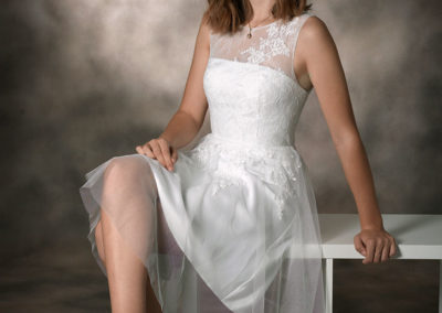 konfirmationsbilleder pige sidende på rumdeler