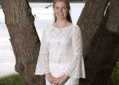 konfirmationsbilleder af konfirmand under træ