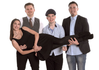 Unge foto med tre unge mænd som bære en pige på tværs