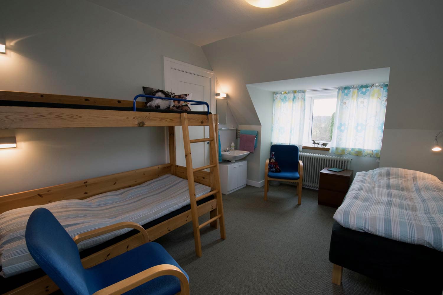 firedobbelt værelse, 2 senge og en køjesæng. hotel-lolland.dk