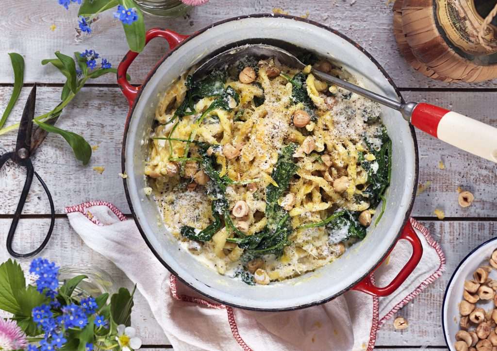 Citronpasta med spenat och rostade hasselnötter