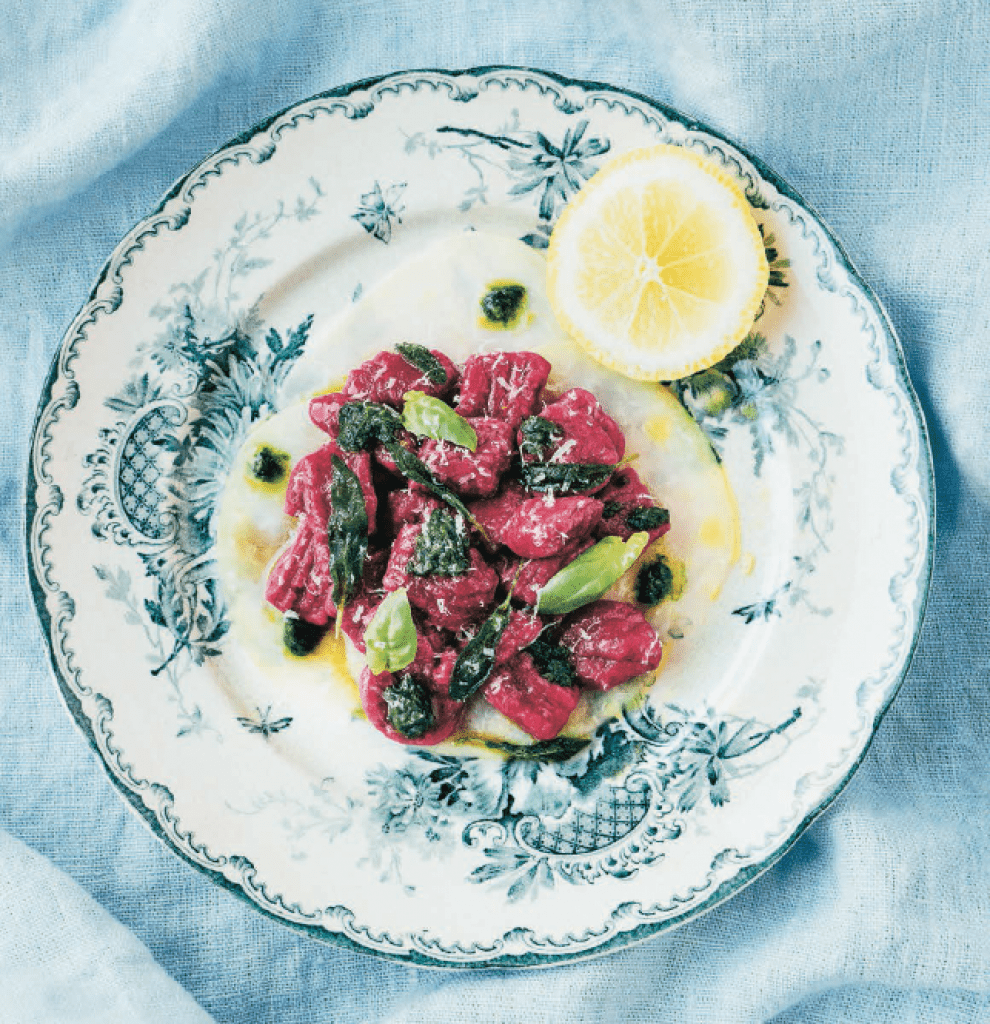 Rödbetsgnocchi med salvia, smör, basilika och marinerad kålrabbi